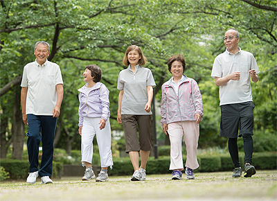 【家族や友人たちと楽しくおしゃべりしながら歩く様子（イメージ図）】