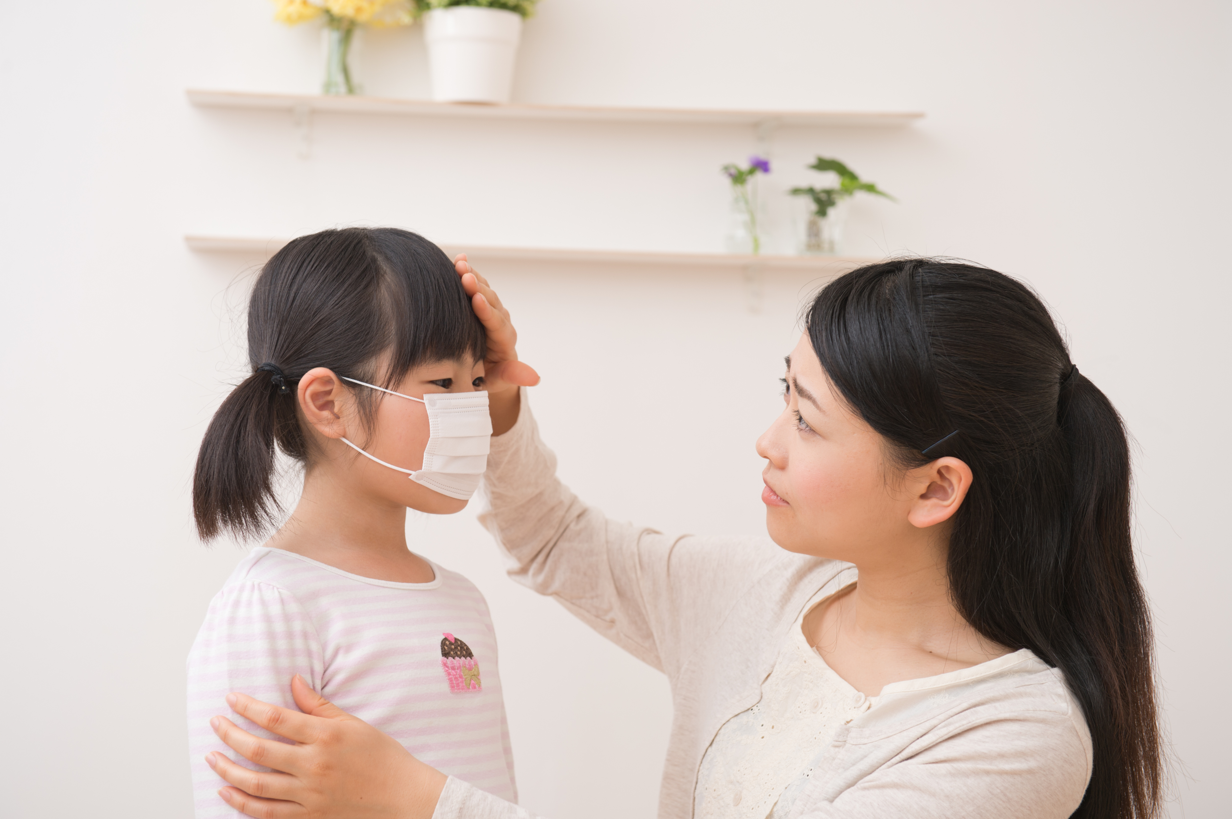 子供の体調を心配する母親（イメージ）