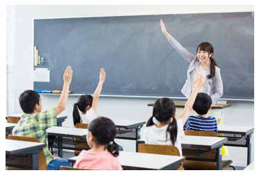 【子ども達が学校で授業に集中する様子】