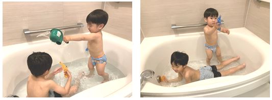 『水あそびパンツ』をはいて“お風呂でプール気分”の様子