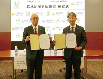 Exchanging the MoU at the Forest Certification Joint Promotion Ceremony